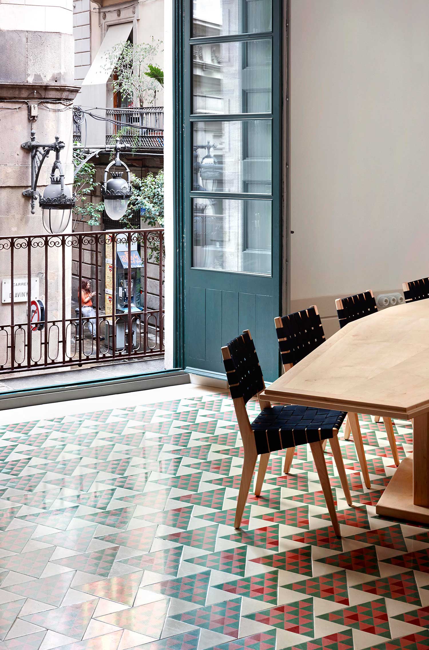 Carrer Avinyo Barcelona Apartment by David Kohn Architects | Yellowtrace