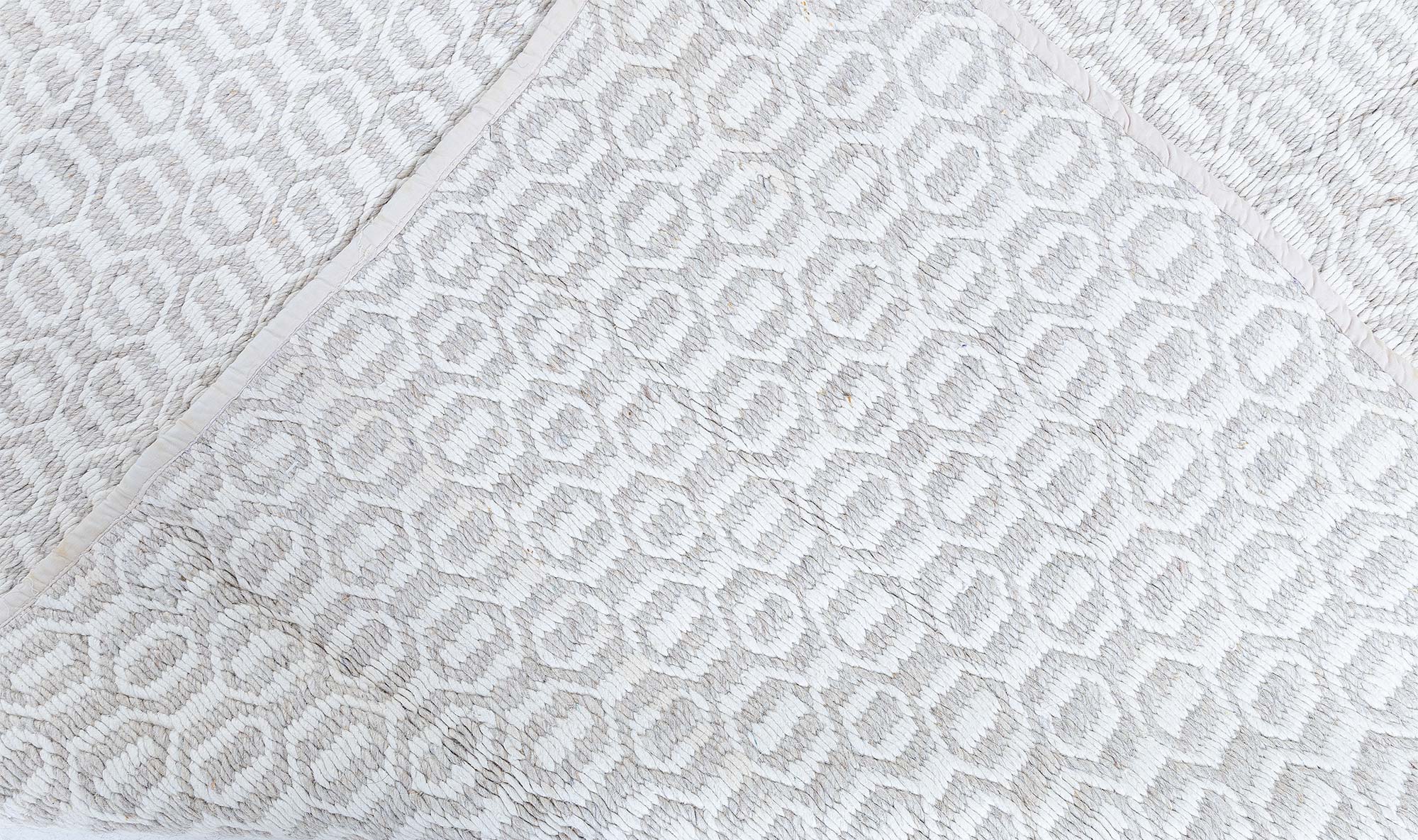 Flatweave Modern Geometric Light Gray Wool Rug “Maillon” N11295 Flatweave Modern Geometric Light Gray Wool Rug “Maillon” N11295