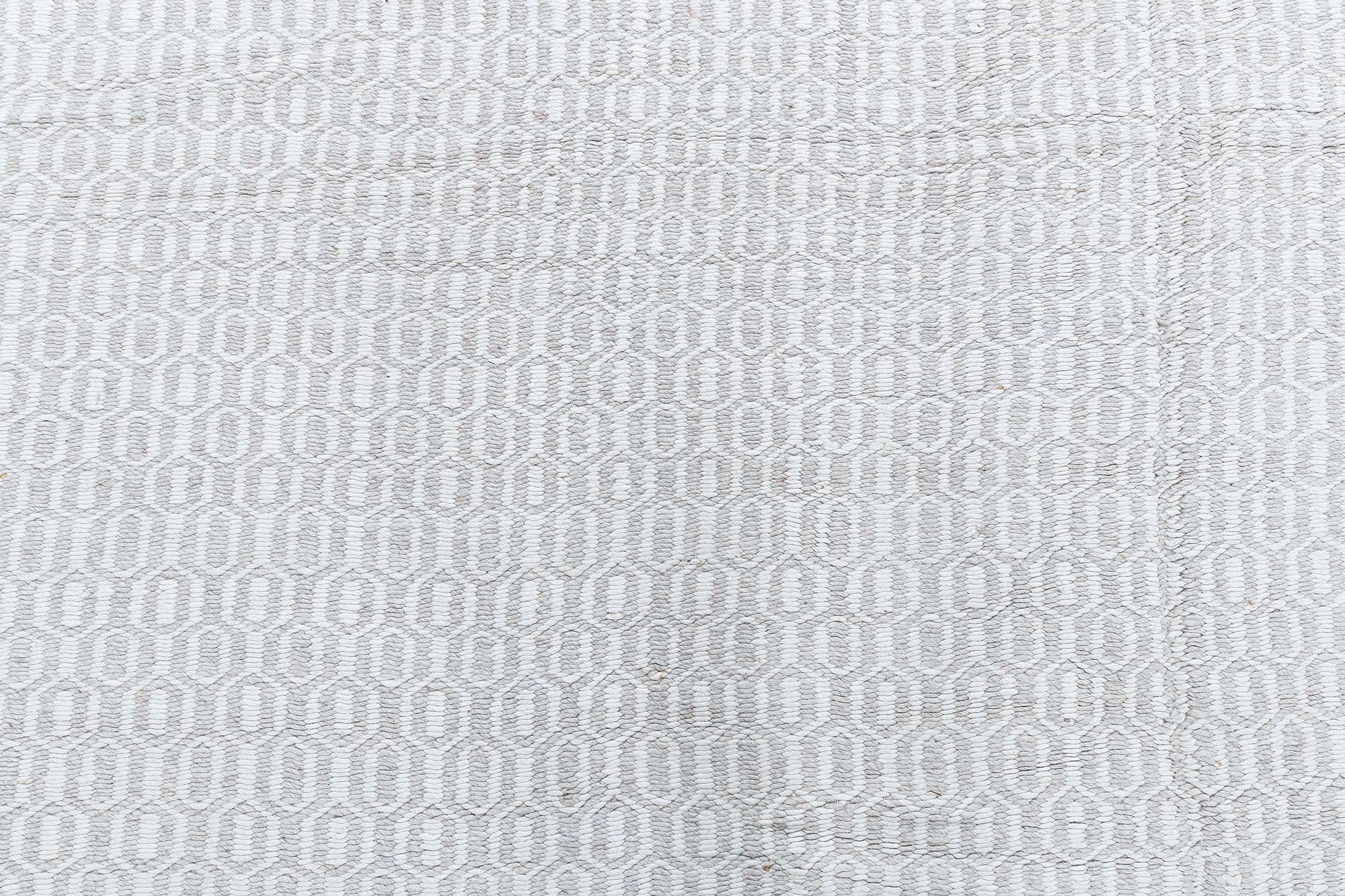 Flatweave Modern Geometric Light Gray Wool Rug “Maillon” N11295 Flatweave Modern Geometric Light Gray Wool Rug “Maillon” N11295