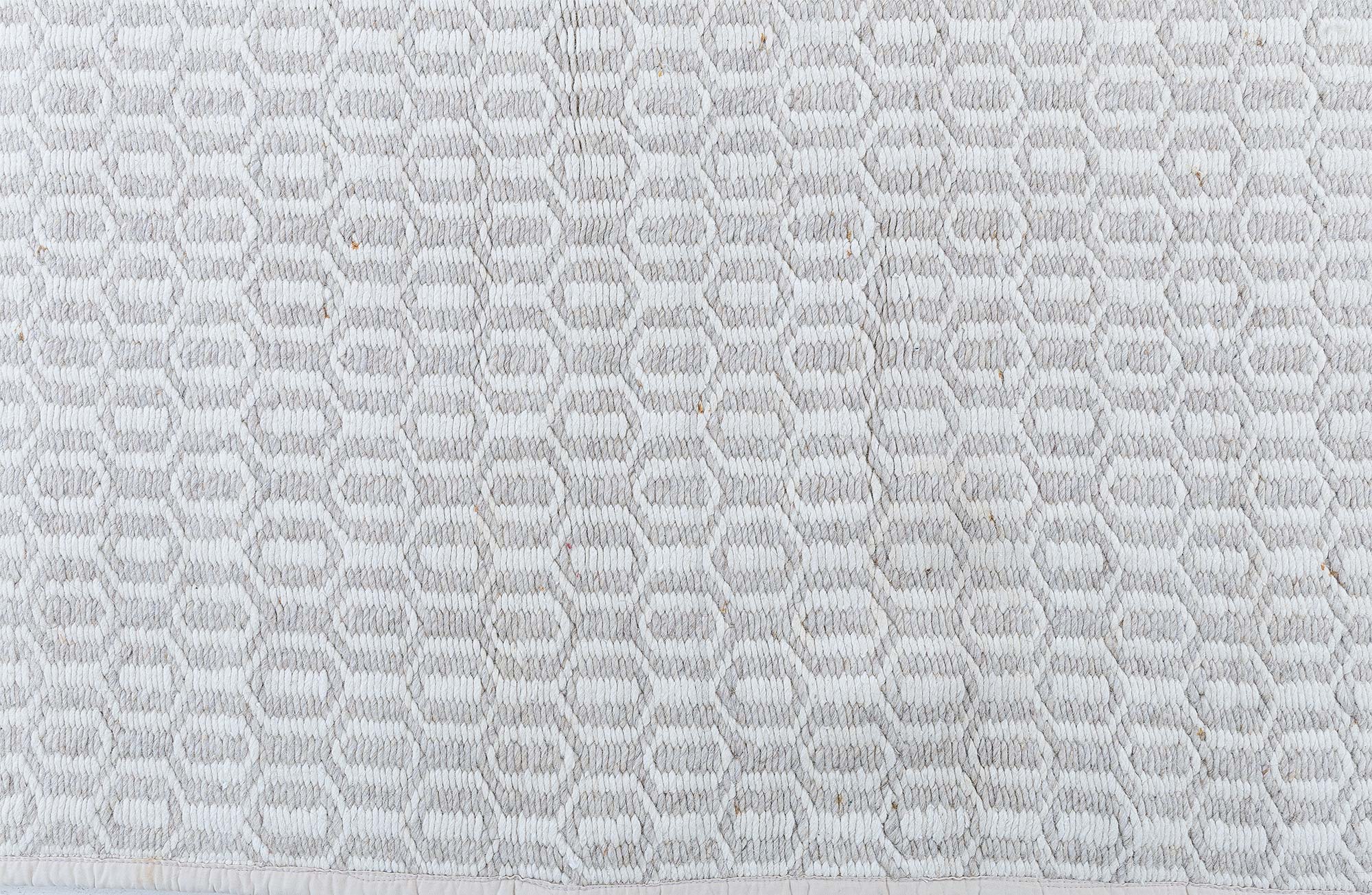 Flatweave Modern Geometric Light Gray Wool Rug “Maillon” N11295 Flatweave Modern Geometric Light Gray Wool Rug “Maillon” N11295