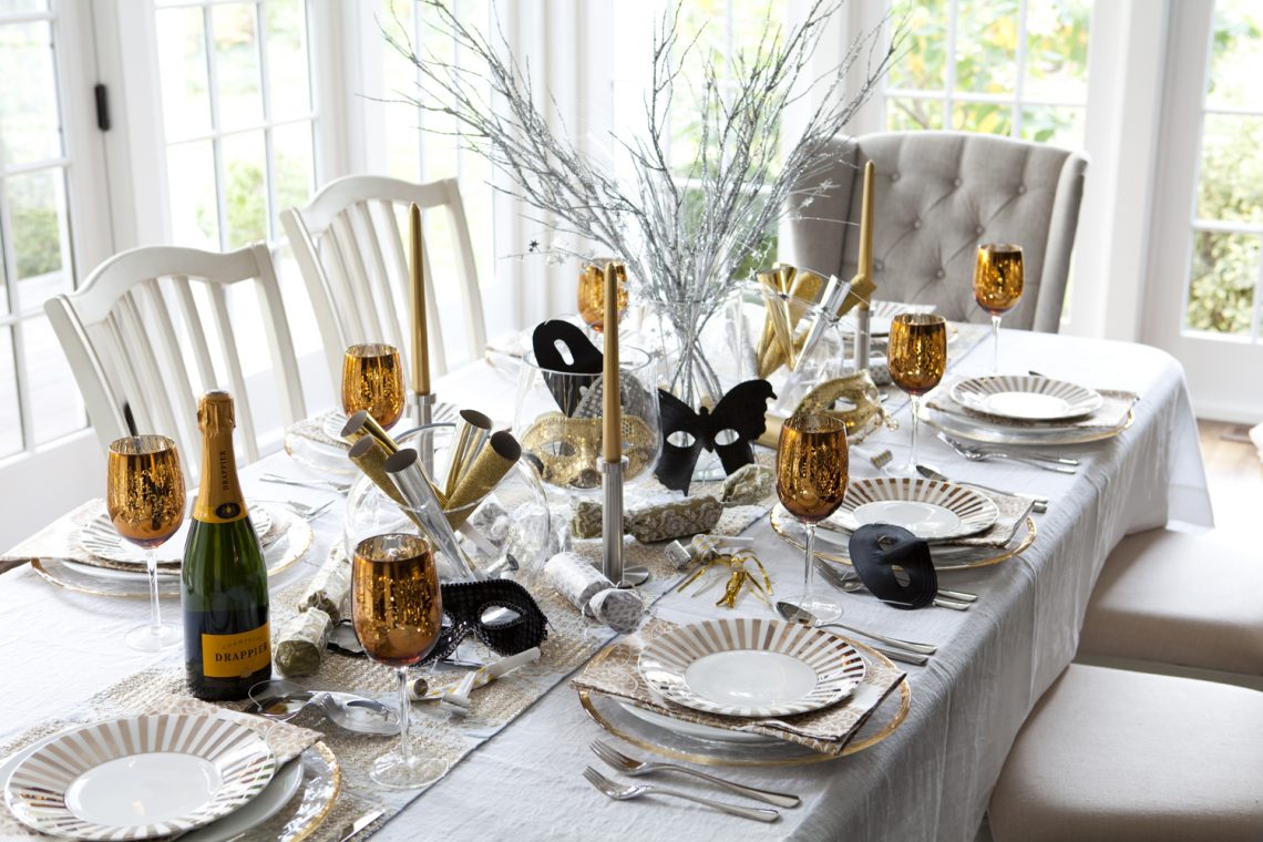 party decor table setting new years eve 2017 balloons decorations drink bar