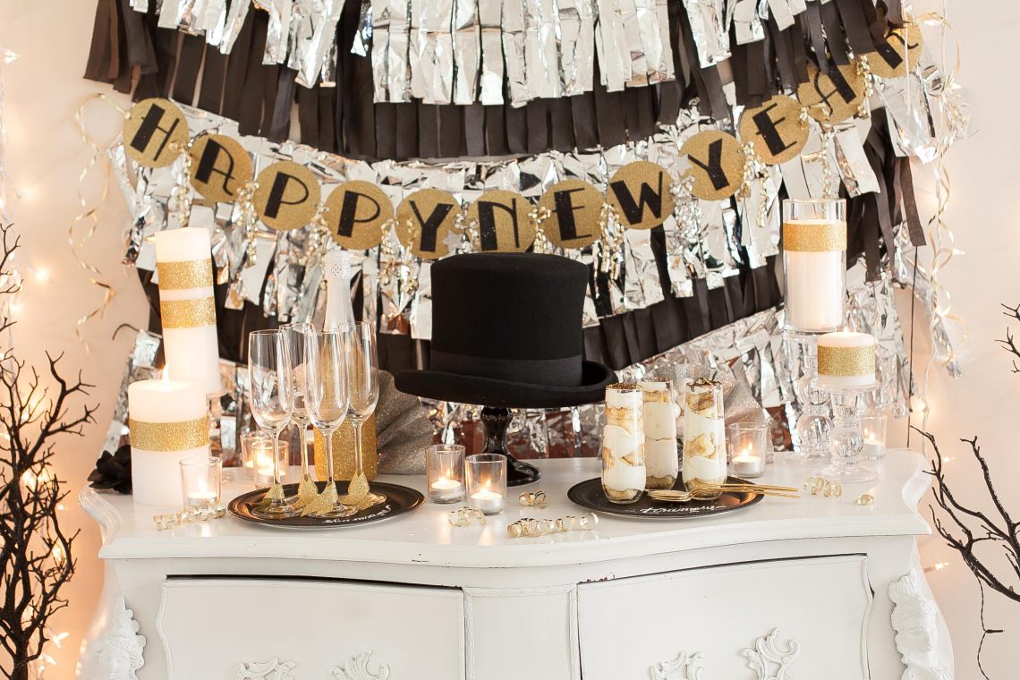 party decor table setting new years eve 2017 balloons decorations drink bar