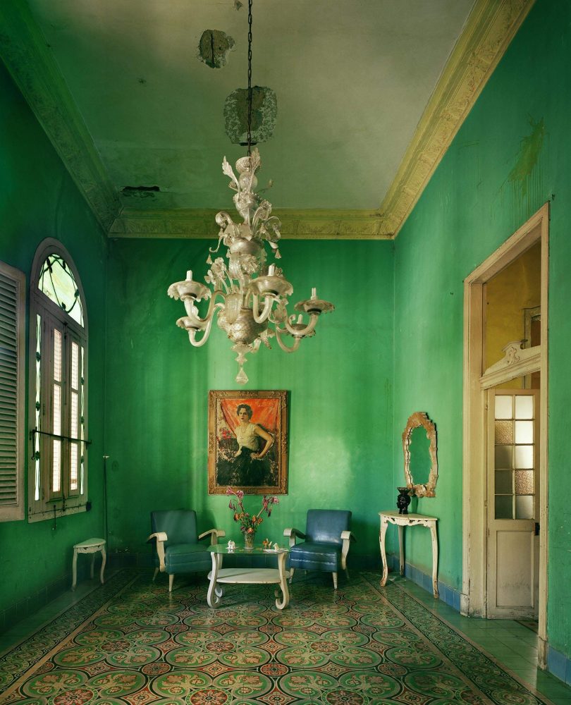 pantone color 2017 greenery green elegant living room decor art royal decor interior chandelier