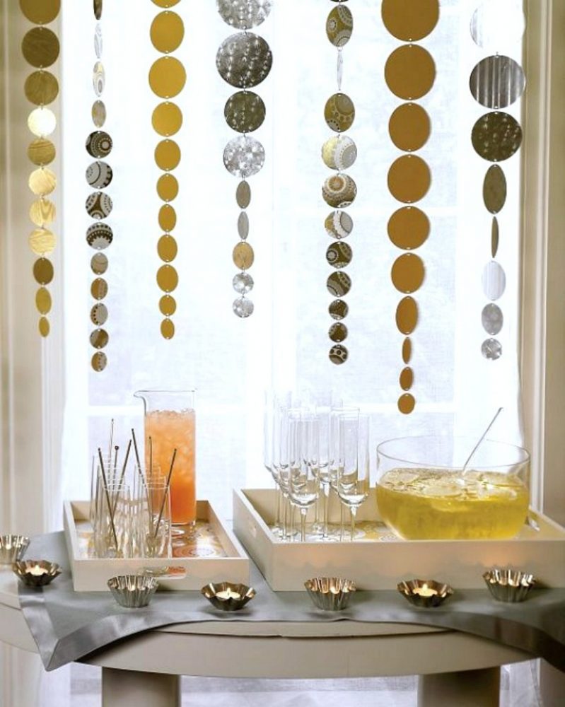 party decor table setting new years eve 2017 balloons decorations drink bar