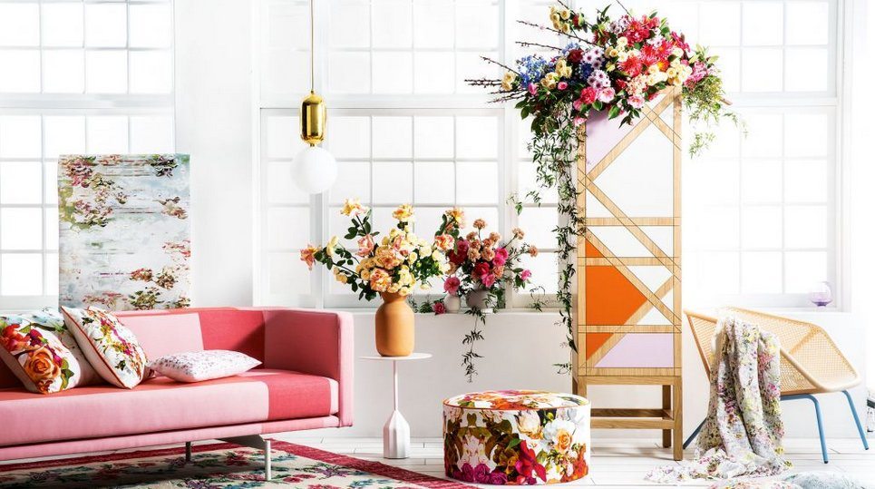 spring DIY, indoor plants, spring interior, Scandinavian interior, spring decor, Scandinavian decor, glamour interior, pink sofa, floral pattern