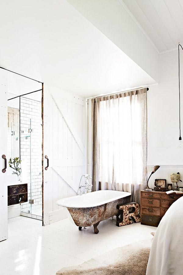 interior-decor-trends-2018-wabi-sabi-farmhouse-bathroom