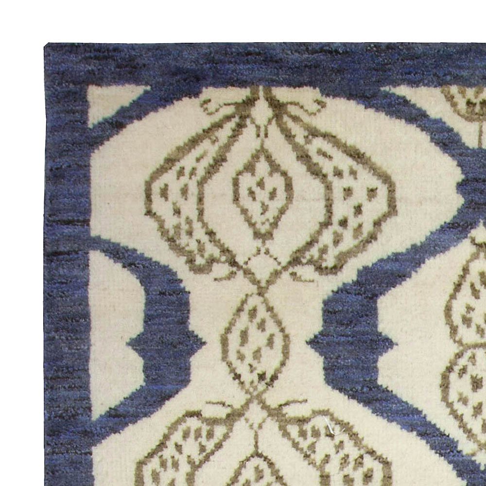 Contemporary Taj Blue and White Hand Knotted Wool Rug N10478