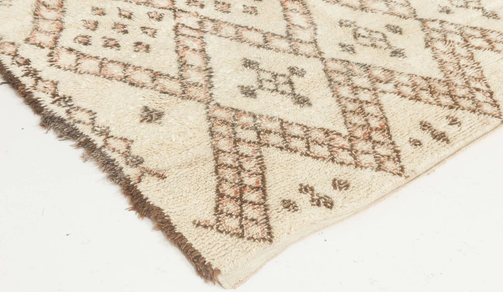 Vintage Tribal Hand-knotted Moroccan Area Rug in White, Peach, and Brown BB6878