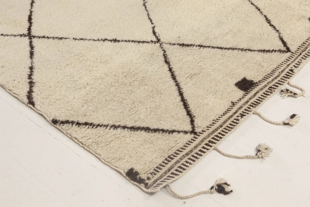 Modern Moroccan rug N11882