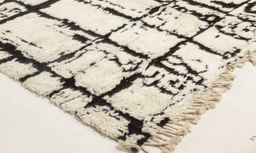 Contemporary Moroccan Black and White Handwoven Wool Rug N12035