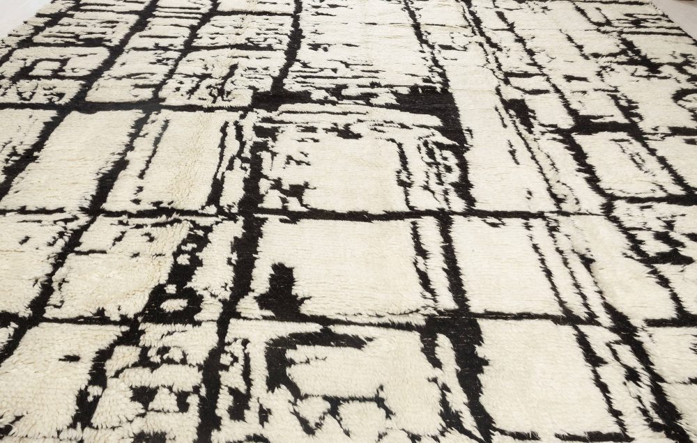 Contemporary Moroccan Black and White Handwoven Wool Rug N12035