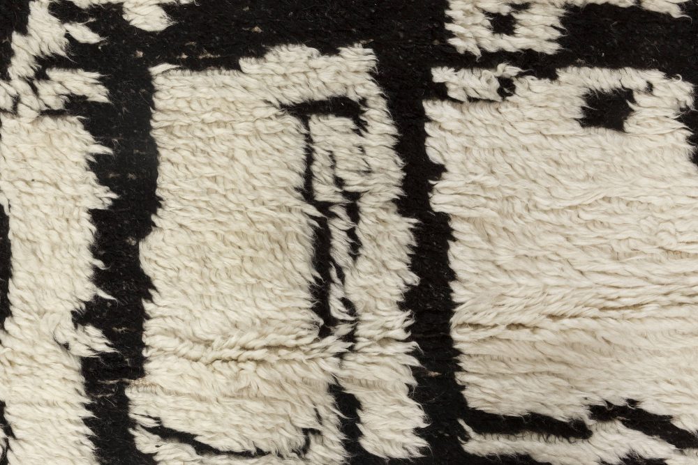 Contemporary Moroccan Black and White Handwoven Wool Rug N12035