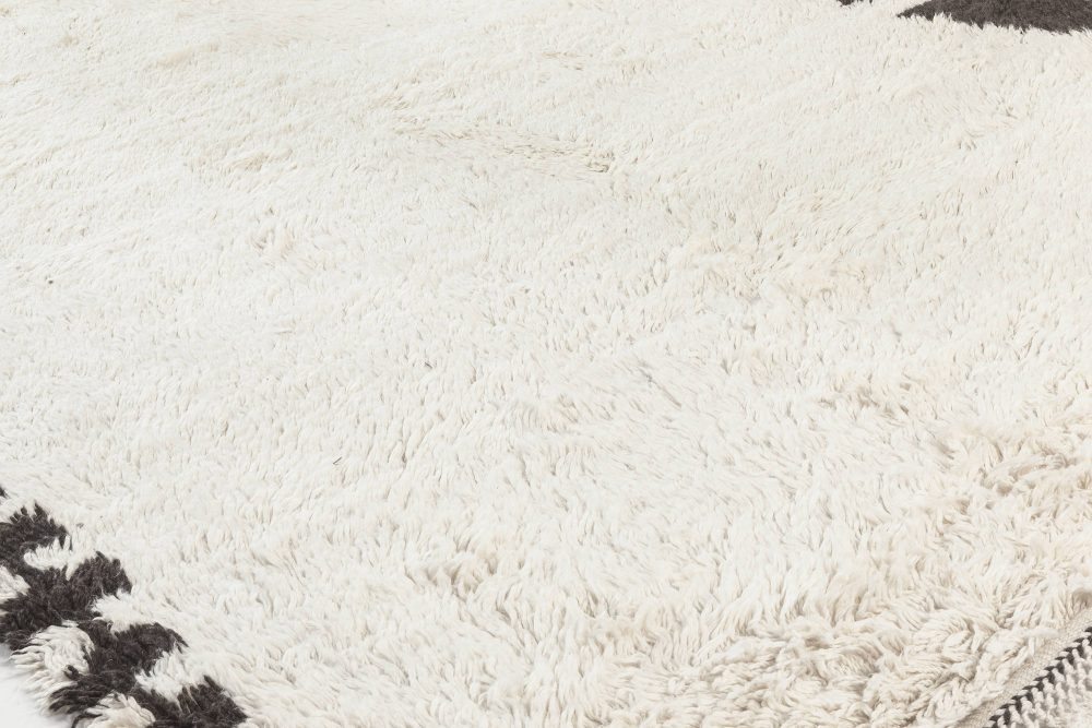 Handmade Moroccan Wool Rug with Geometric Tribal Design N12078