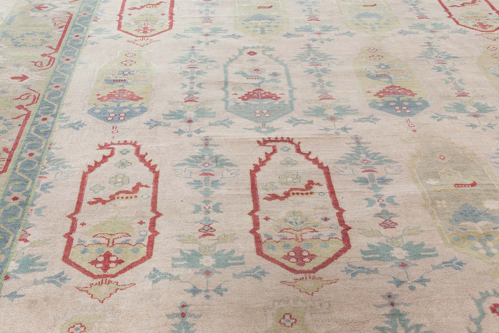 Contemporary Floral Oushak Hand-Knotted Rug “Lanterna” N12085 Contemporary Floral Oushak Hand-Knotted Rug “Lanterna” N12085