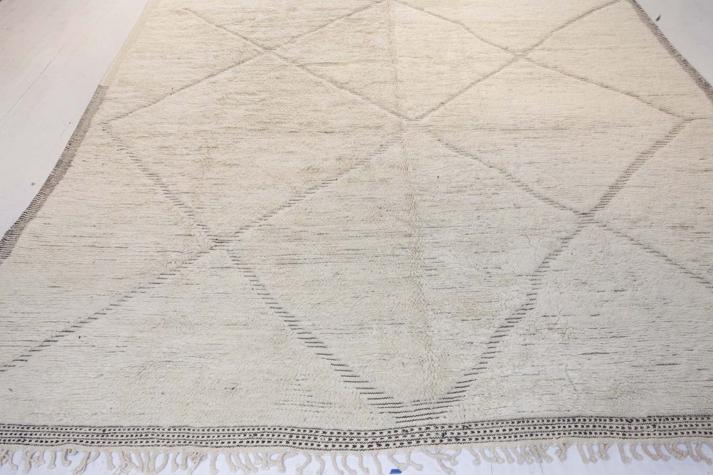 Large Tribal Style Modern Moroccan Wool Area Rug in White and Grey N12129