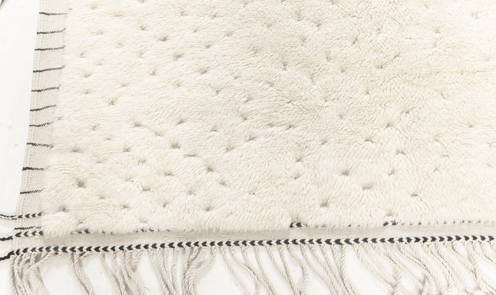 Tribal Style Moroccan Rug in White Wool with Tassels N12179