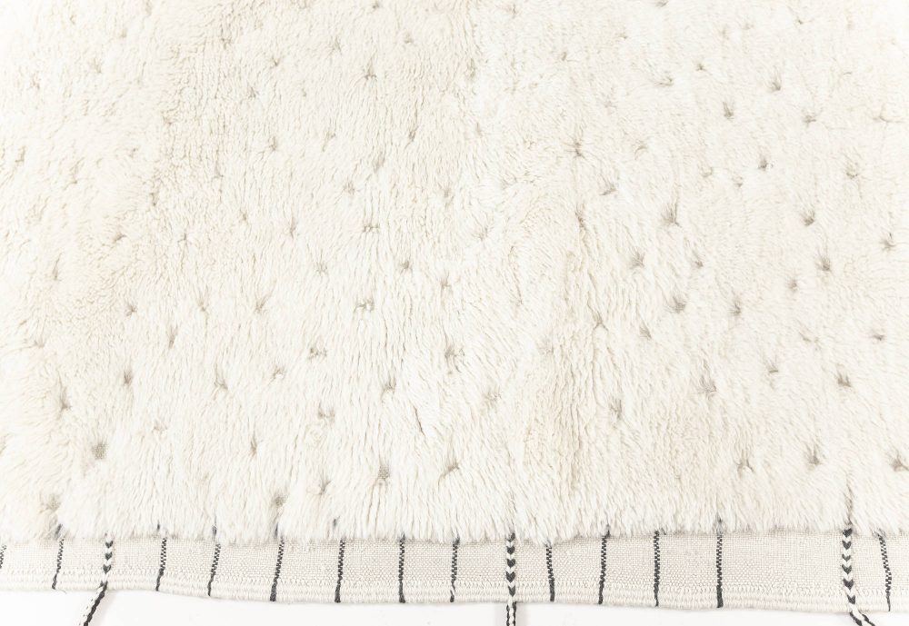 Tribal Style Moroccan Rug in White Wool with Tassels N12179