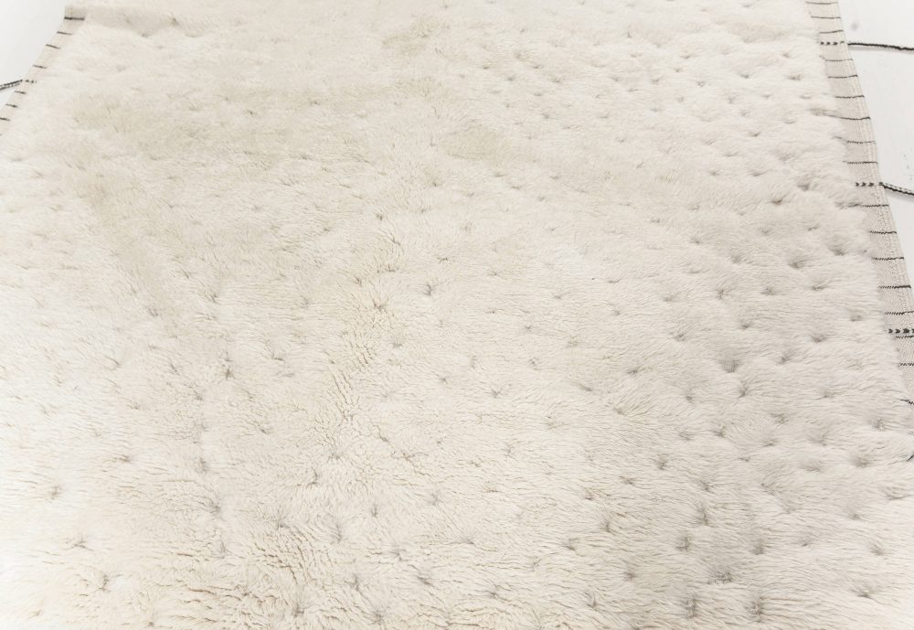 Tribal Style Moroccan Rug in White Wool with Tassels N12179