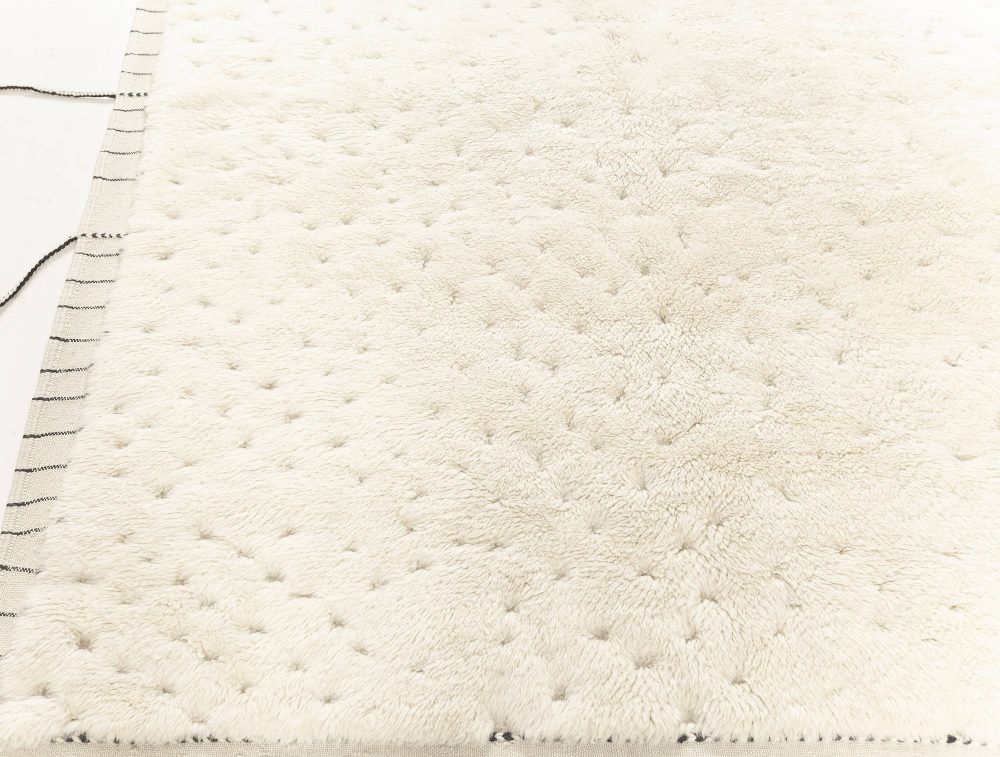 Tribal Style Moroccan Rug in White Wool with Tassels N12179