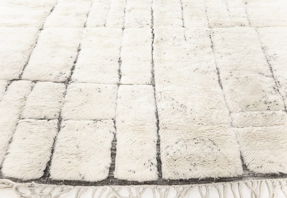 Tribal Style Moroccan Rug in White and Grey Wool N12183