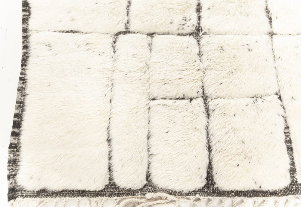 Tribal Style Moroccan Rug in White and Grey Wool N12183
