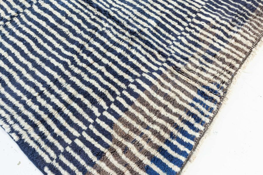 Modern Moroccan Rug N12421