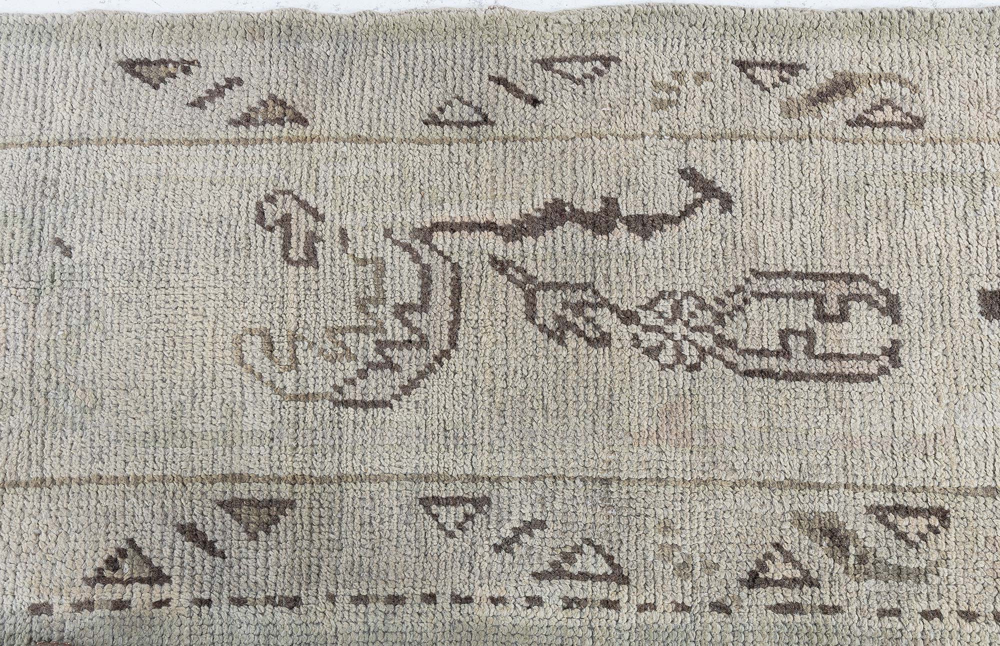 Antique Oushak Turkish Medallion Geometric Light Gray With Soft Beige Hand-Knotted Wool Carpet – Circa 1920 BB9080 Antique Oushak Turkish Medallion Geometric Light Gray With Soft Beige Hand-Knotted Wool Carpet – Circa 1920 BB9080