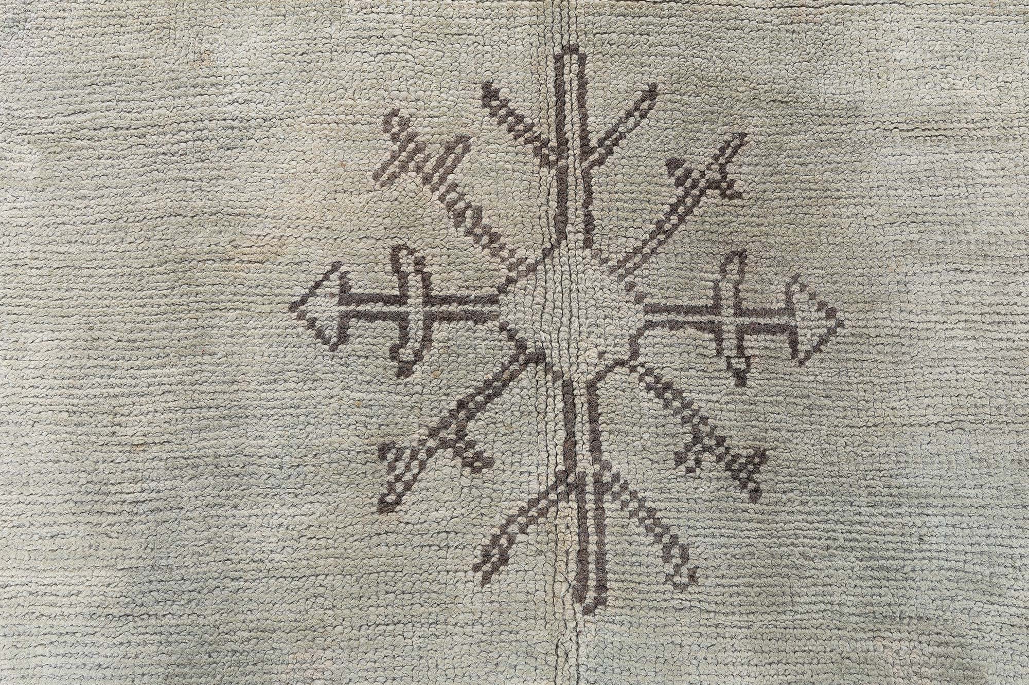 Antique Oushak Turkish Medallion Geometric Light Gray With Soft Beige Hand-Knotted Wool Carpet – Circa 1920 BB9080 Antique Oushak Turkish Medallion Geometric Light Gray With Soft Beige Hand-Knotted Wool Carpet – Circa 1920 BB9080