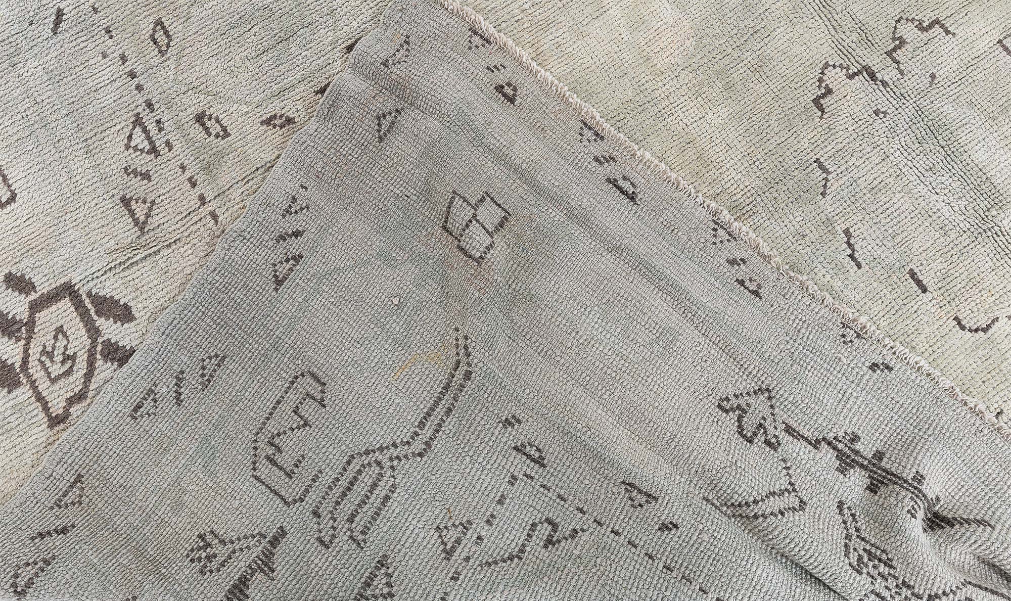 Antique Oushak Turkish Medallion Geometric Light Gray With Soft Beige Hand-Knotted Wool Carpet – Circa 1920 BB9080 Antique Oushak Turkish Medallion Geometric Light Gray With Soft Beige Hand-Knotted Wool Carpet – Circa 1920 BB9080