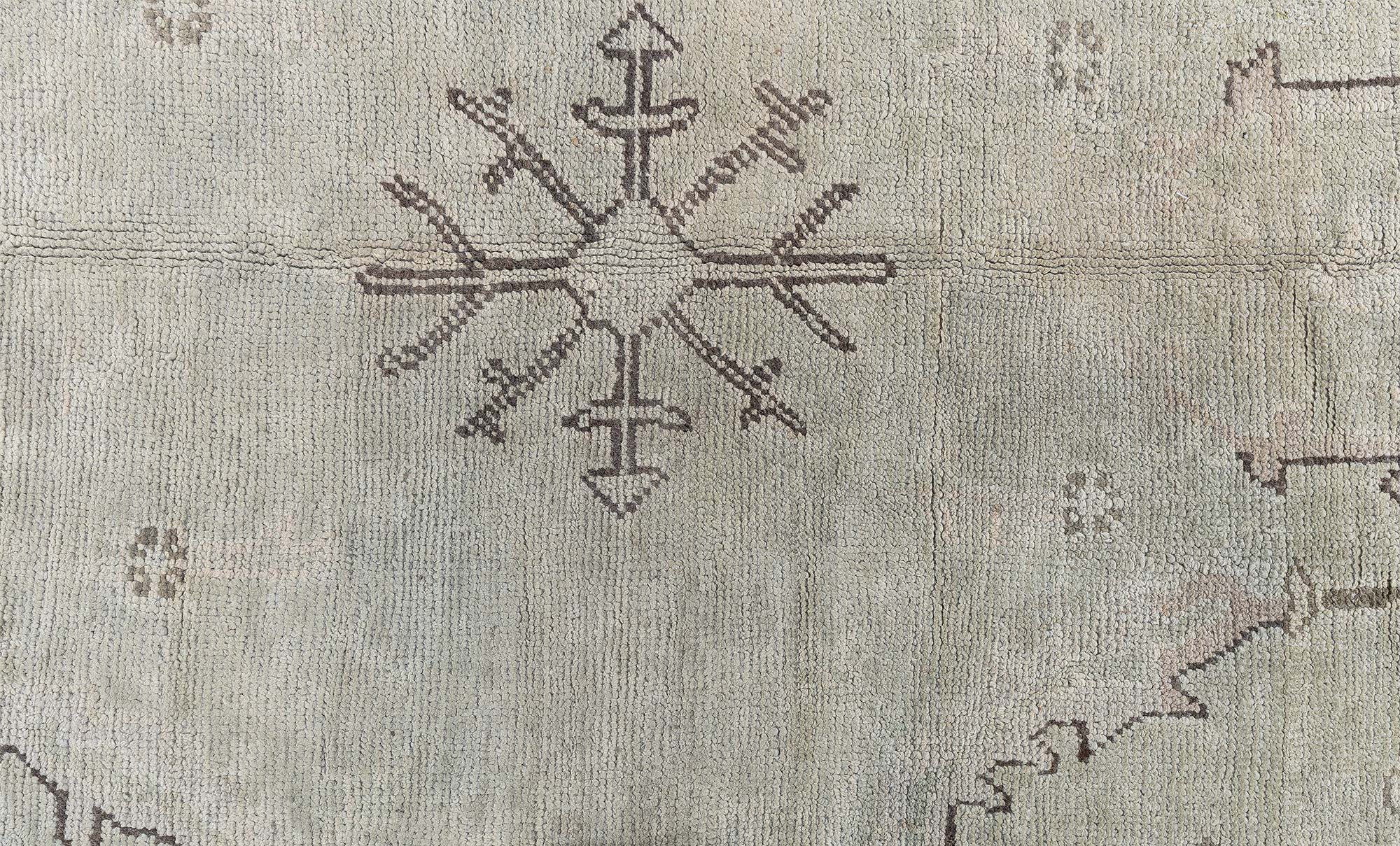Antique Oushak Turkish Medallion Geometric Light Gray With Soft Beige Hand-Knotted Wool Carpet – Circa 1920 BB9080 Antique Oushak Turkish Medallion Geometric Light Gray With Soft Beige Hand-Knotted Wool Carpet – Circa 1920 BB9080