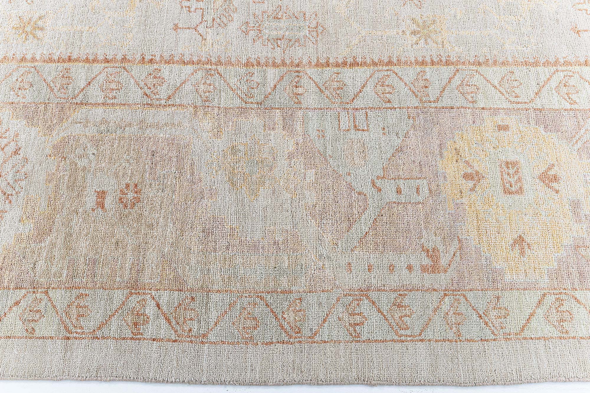 Traditional Rug Antique-Inspired Floral Sunburst Medallion Soft Beige Hand-Knotted Wool “Dawnlight” N13015 Traditional Rug Antique-Inspired Floral Sunburst Medallion Soft Beige Hand-Knotted Wool “Dawnlight” N13015