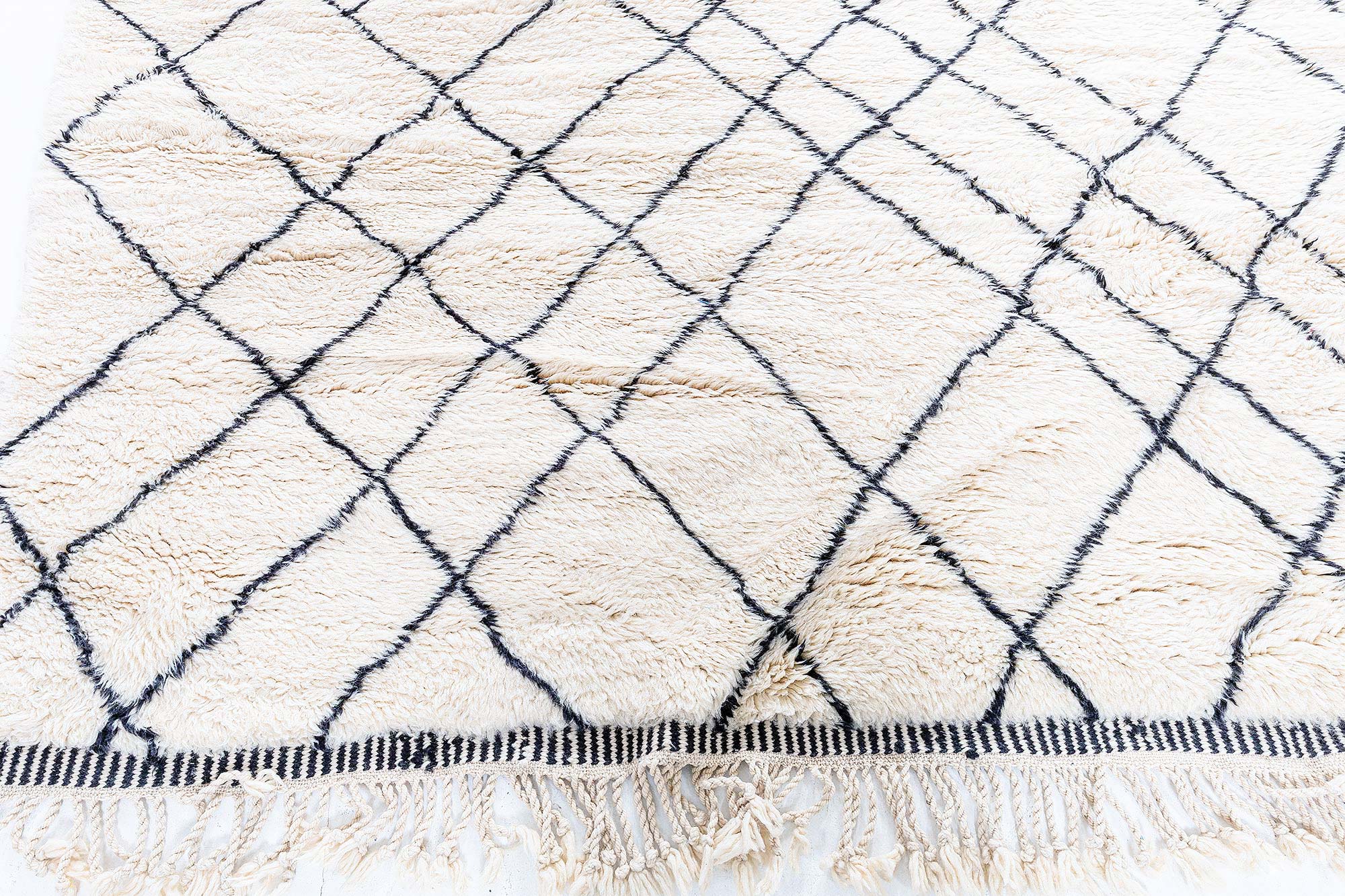 Geometric Cream Lattice Pattern Hand-Knotted Rug “Reticulum” N13057 Geometric Cream Lattice Pattern Hand-Knotted Rug “Reticulum” N13057