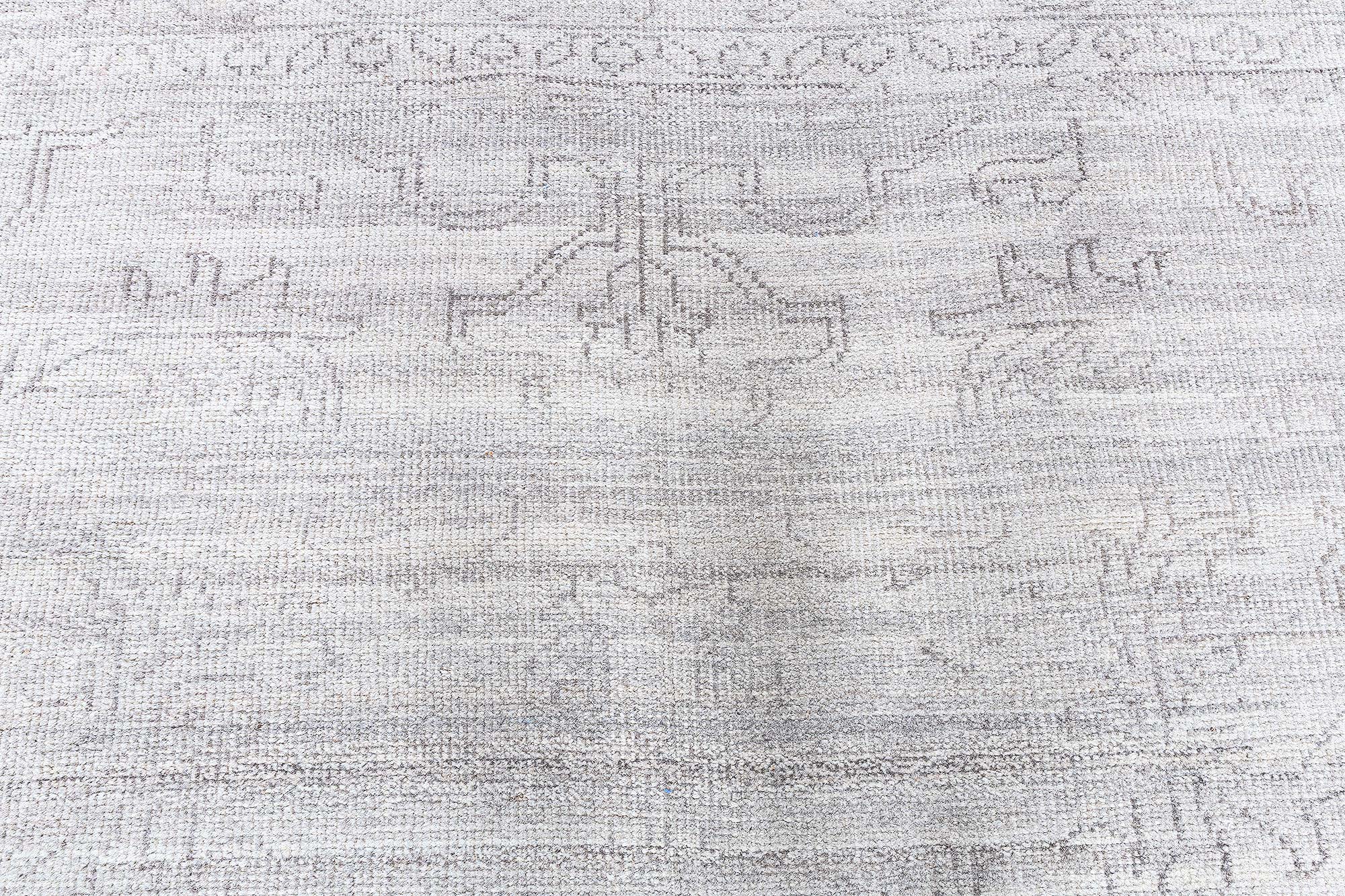 Traditional Contemporary Medallion Light Gray Hand-Knotted Wool Carpet “Pallidion” N13059 Traditional Contemporary Medallion Light Gray Hand-Knotted Wool Carpet “Pallidion” N13059