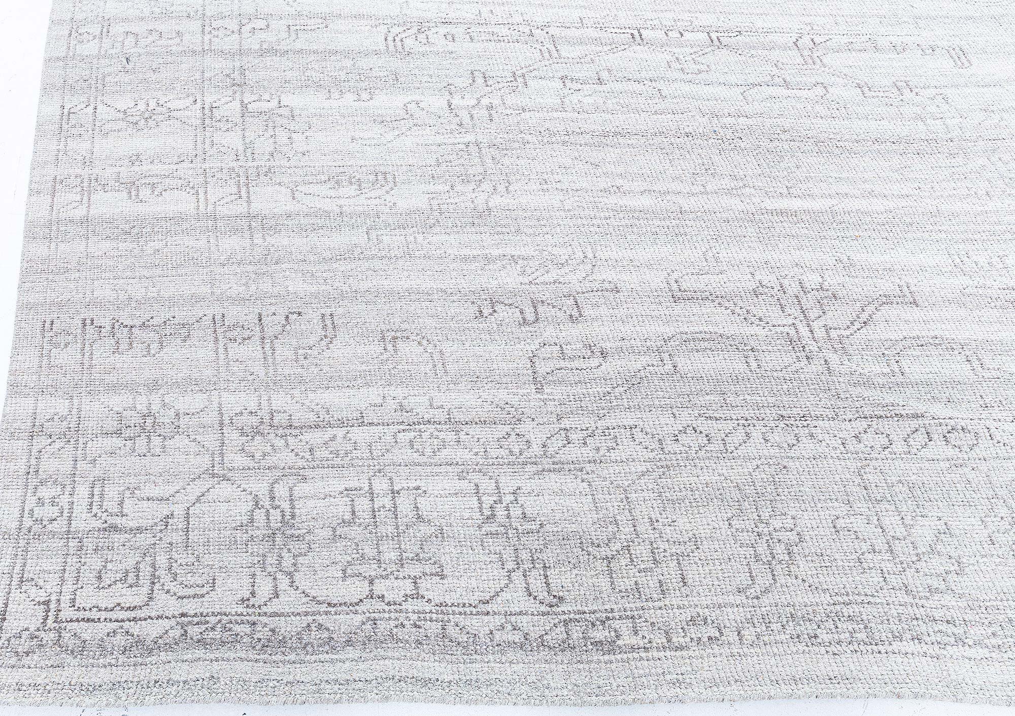Traditional Contemporary Medallion Light Gray Hand-Knotted Wool Carpet “Pallidion” N13059 Traditional Contemporary Medallion Light Gray Hand-Knotted Wool Carpet “Pallidion” N13059