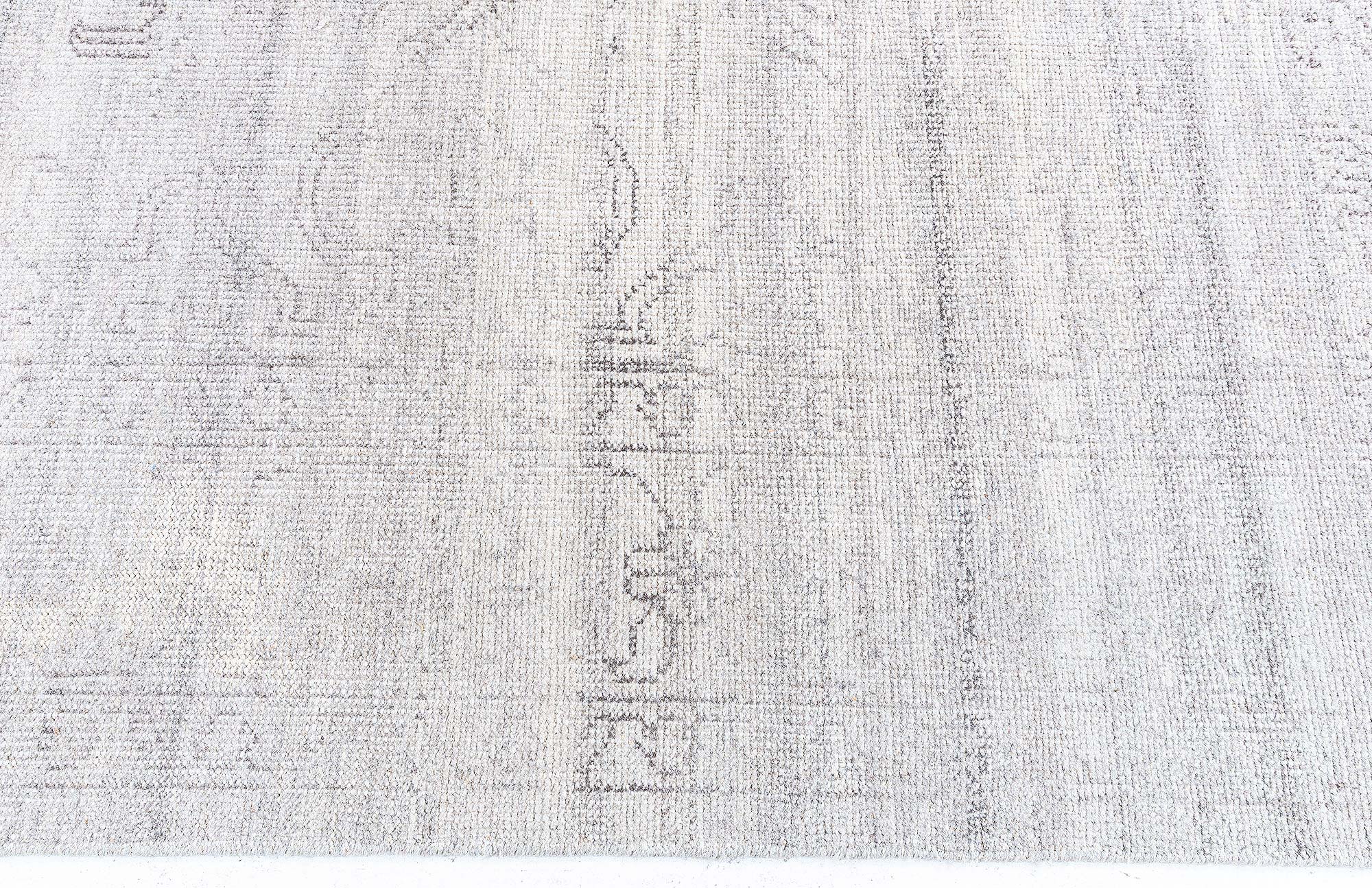 Traditional Contemporary Medallion Light Gray Hand-Knotted Wool Carpet “Pallidion” N13059 Traditional Contemporary Medallion Light Gray Hand-Knotted Wool Carpet “Pallidion” N13059