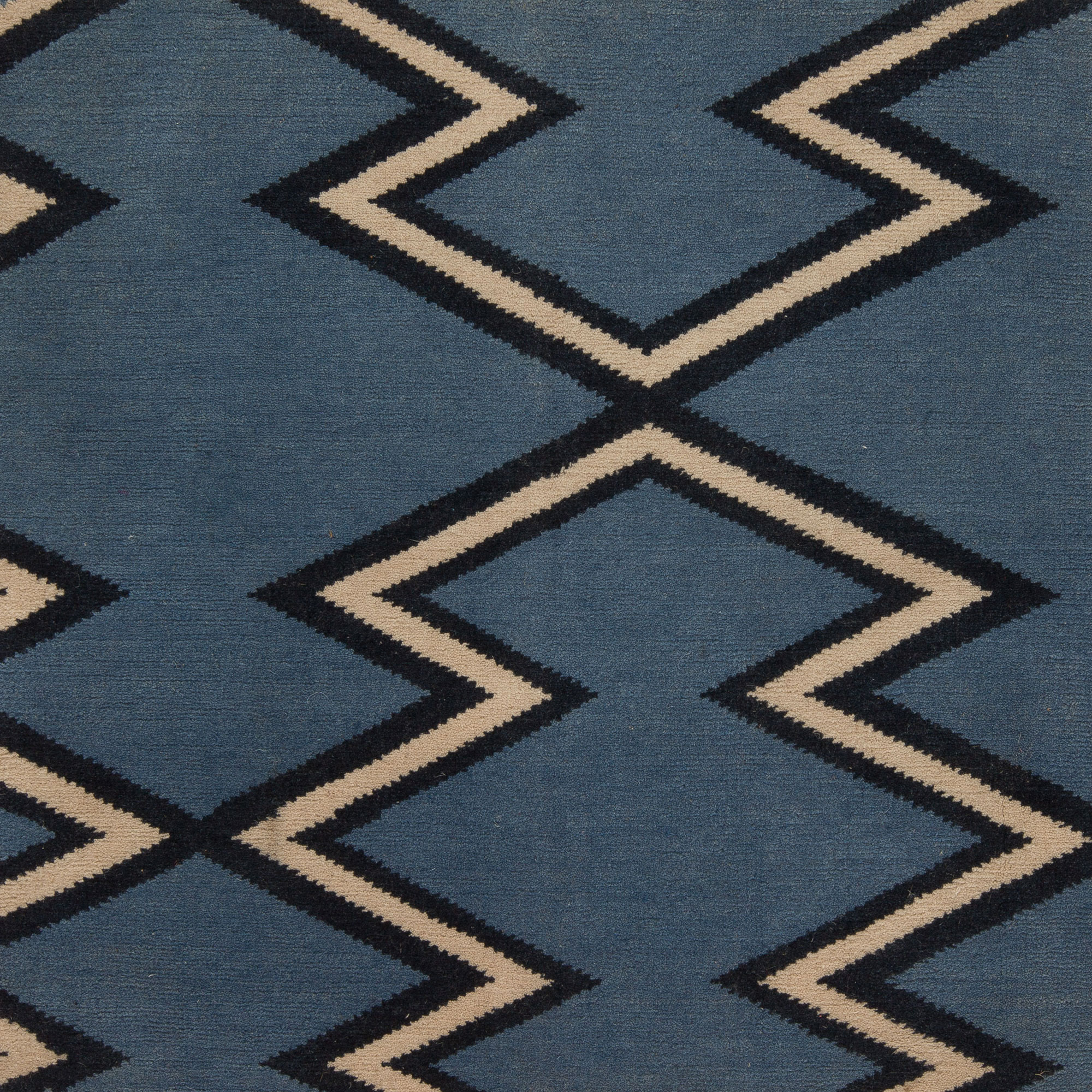 Custom vs Ready-Made Rugs: Which Fits a Non-Standard Apartment Best? — Bespoke rugs